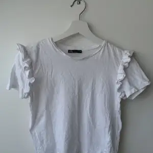 En jätte fin vit T-shirt med volang på ärmarna❤️ har inte använts så många gånger❤️ kan diskuter priset 