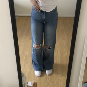 Jeans - Säljer dessa jeans ifrån Lager157 då dom inte används längre. Jag är 162cm. (frakten ligger på 69kr)