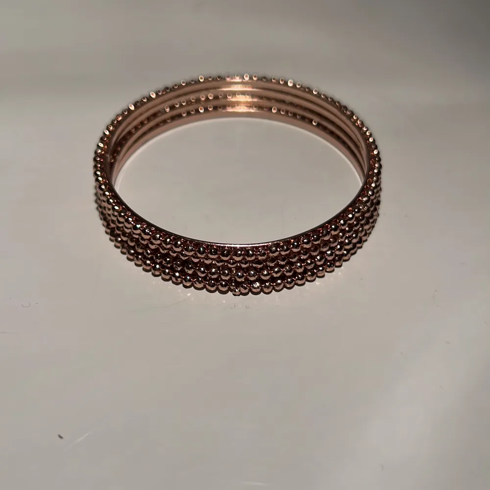 4 st armband i metall.  Glittrar fint! Ung 6 cm i diameter.  Finns på Hägerstensåsen i Hägersten. . Accessoarer.