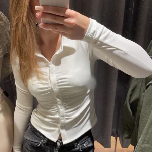 Tröja - Super fina tröja från bikbok💕 som kan va både lite uppknäppt men också stängd💕