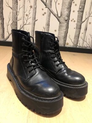 Svarta kängor från Pull & Bear 💕 - Ett par svarta drmartensliknande kängor från Pull & Bear i bra skick. De säljs då jag bestämde mig för att köpa de ”riktiga”. Nypris 500💕