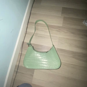 Handväska  - Denna handväska är köpt secondhand för 75 kr! jag har använt den ca 5 gånger och den är jättefin! Jag säljer den för 50 kr men om någon har ett förslag så skulle jag kanske kunna ändra mig! 15 kr för frak om den väger under 50 gram! 