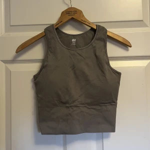 Sports bra H&M - Grå stäningtopp, använd en gång. Köpt för över ett år sen.