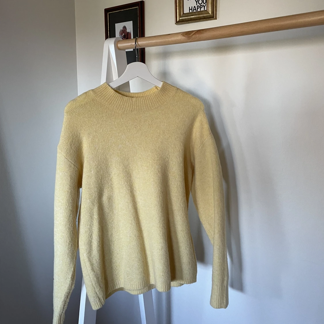 Gul stickad tröja  - 90