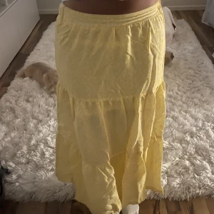 kjol - gul långkjol, lågmidjad 💛 (jag är ca 165cm)
