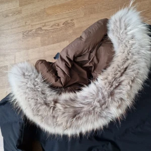 Vinterjacka BOMBOOGIE jacka stl M - Snygg jacka med äkta päls som är avtagbar. Sparsamt använd. Nypris 5600kr