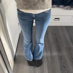 Jätte fina blåa jeans från Gina tricot, storlek: 36 i modellen ”low waist bootcut jeans”.Endast använda en gång då de är lite för stora på mig.  Nypris:499kr Mitt pris: 150kr Skriv gärna om du är intresserad eller vill veta mer/ fler bilder! 🦋🦋🦋 