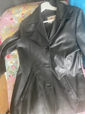 Skinnjacka  - Använd 2 gånger köpt gör 4500 i Stockholm! Säljes pga viktuppgång! 