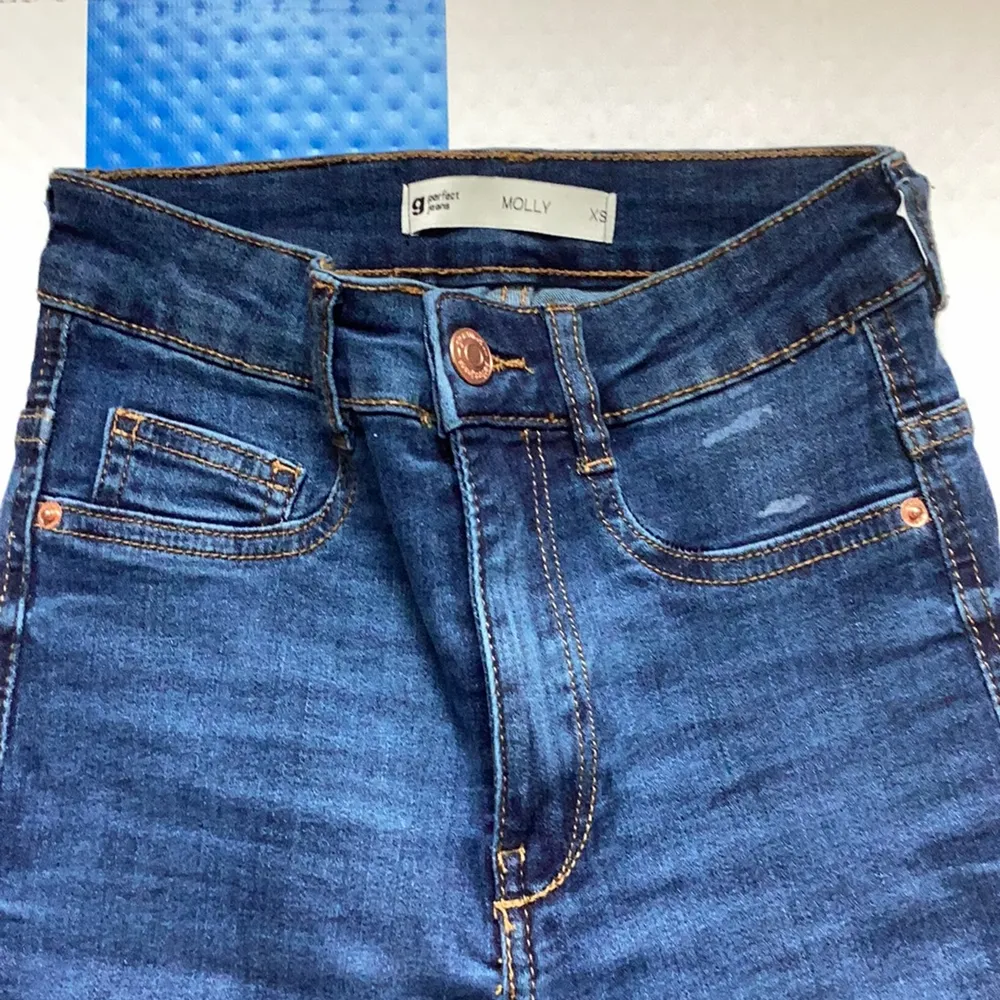 Gina tricot jeans. Dom till vänster har använts ett fåtal gånger och de paret till höger är oanvänt (endast provats i provrum). Köp båda för 120kr eller ett par för 70.. Jeans & Byxor.
