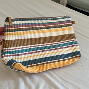Necessär köpt på NK - Denna superfina necessären är köpt för flera år sedan men är i nyskick! Är endast använd 2 ggr! Är superfina färger, mycket utrymme och perfekt när man reser💘