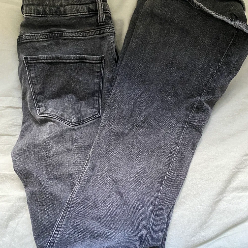 Säljer dessa super fina bootcut byxor från zara som även är low waist💓 använda ett flertal gånger men har inga defekter💓 kontakta mig vid fler frågor💓. Jeans & Byxor.