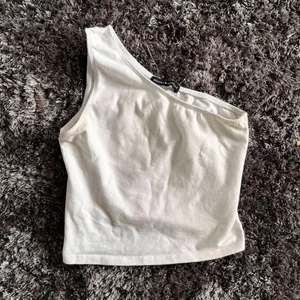 One-shoulder linne - Brandy Melville ond-shoulder top som är i one size. Rekommenderar till XS :) 100kr