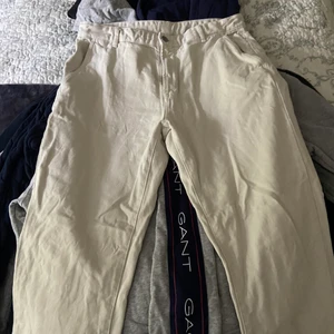 Zara byxor i beige i large  - Säljer dessa frakt 50kr