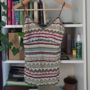 Virkat linne humana - Virkat(?) linne köpt på humana. Uppskattar storleken till 36/38? Jag är 36 på bilden, dock nytvättad och töjer sig lite när man haft på den en dag. Inte kollat upp frakten än så det nedan stämmer inte!!😊