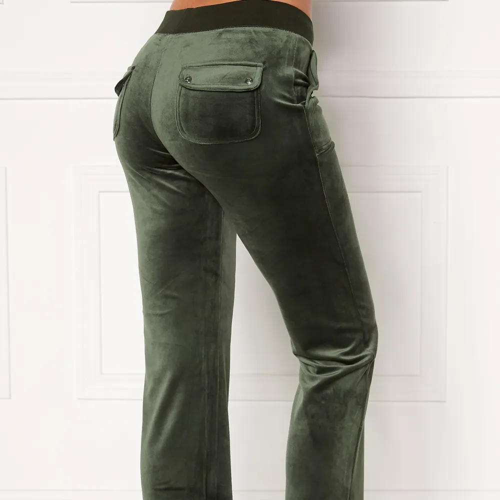 säljer mina juicy couture byxor i färgen mörk grön! Som är helt slutsålda. Nästan helt nya och använda fåtal gånger💗. Jeans & Byxor.