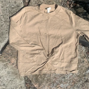 Tröja M - Beige tröja i M med snygg detalj framtill