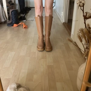 Boots - Ljusbruna boots från monki. Superbra skick! Frakt på 66kr tillkommer 💛
