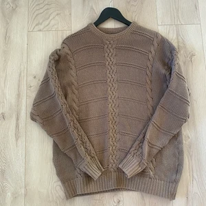 Vintage brun stickad tröja med fina detaljer - Storlek L sitter lite lätt oversize på mig som är storlek 36-38. 