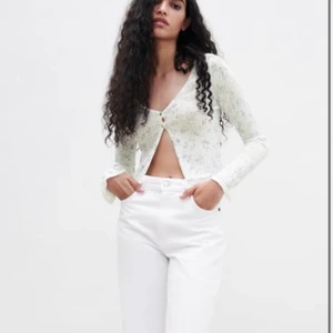 Zara långärmad topp - Jättefin med lite genomskinlig material! Kofta från zara som har små blå blommor på! Köpt för 269!💕