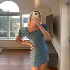 Jeans klänning  - Kort jeans klänning från H&M! Oanvänd 💕🌸  Jag är 176 cm lång och brukar ha M på kläder, denna klänning är i storlek 42. 