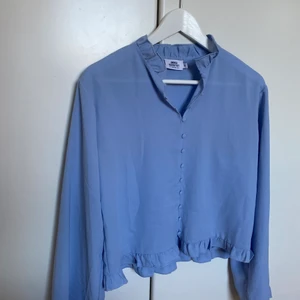 Blå blus - Söt blus som knappt är använd, hör av er vid intresse!