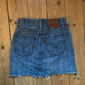 Levis jeanskjol - En jeanskjol jag växt ut, från levis. Fint skick! 