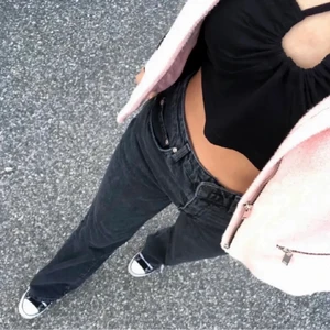 Gråa jeans - ❗️Lånade bilder❗️ Säljer likadana gråa jeans i storlek 38 🥰 köparen står för frakten