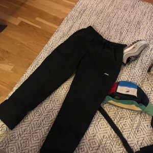 Stussy Cargo Mountain Byxor - Oanvända! Size S . Inuti vänster ficka är det ett hål som var där när jag fick dem (insidan alltså, inget som syns)   Nypris var 1299:- 