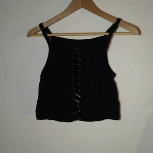 Hemmagjord tröja med säkerhetsnålar - En tröja jag gjorde på slöjden som jag inte vill ha längre. Eftersom jag gjorde den själv vet jag inte direkt storlek, men skulle tro på XS till S. Bor i Jakobsberg, men kan mötas upp vid allt i Stockholm som nås av SL trafik.