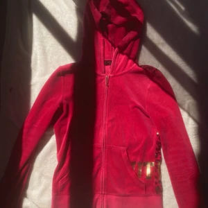Juicy Couture - Snygg ziptröja från Juicy Couture.  Använd men inga synliga skador.  Köparen står för frakt😇