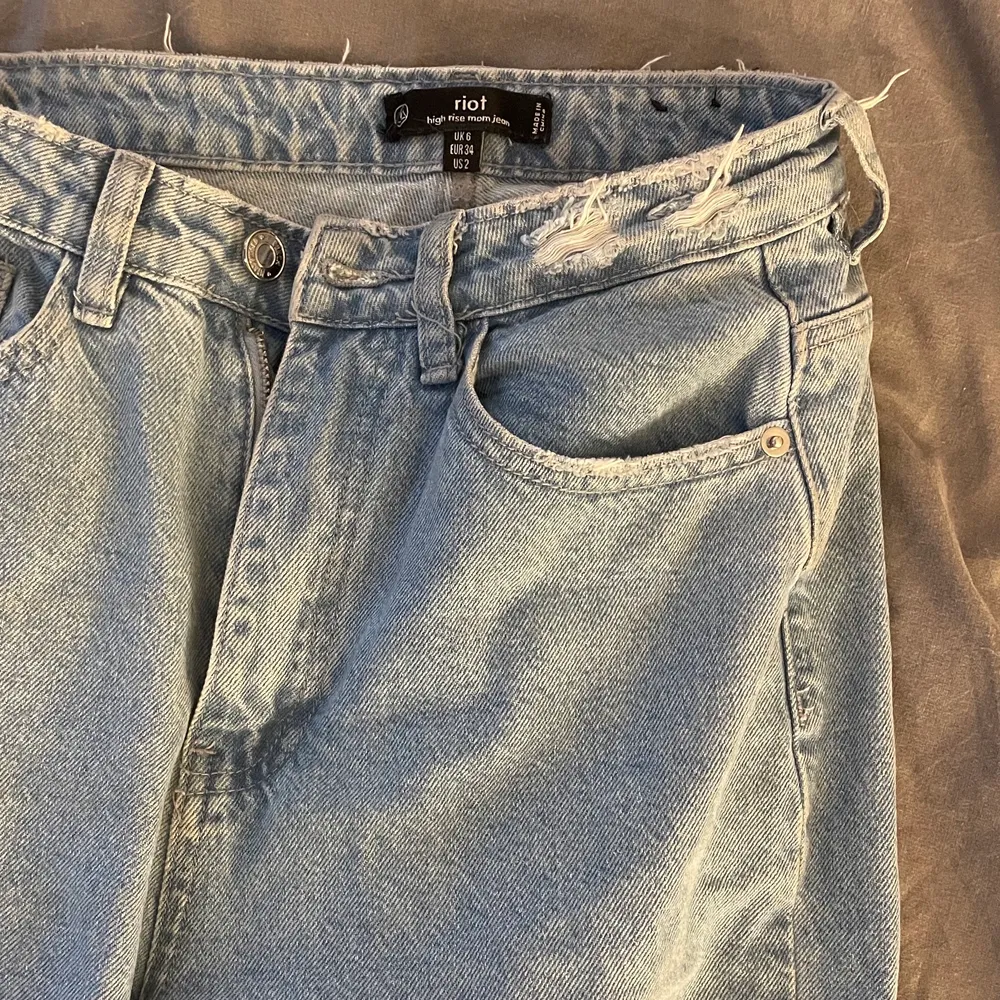 Otroligt snygga jeans som tyvärr är för stora i midjan på mig:( med dessa kan man både klä upp eller klä ner sin outfit ;). Jeans & Byxor.