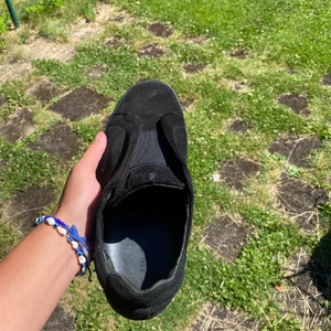 Axel Arigato skor svart mocka strl 41 - Skorna är i bra skick. Dom är använda men inte super använda.