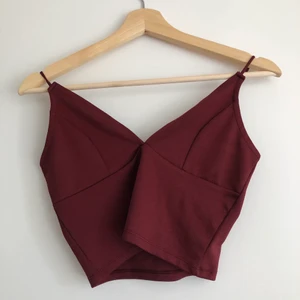 Croppad topp - Croppad topp i bustier-modell. Vinröd