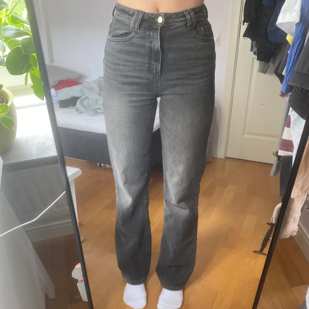 Vida jeans från zara i bra skick.  Nypris ca 400 Sitter bra på mig som är 180cm. Jeans & Byxor.