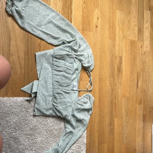 Blus - Grön kort blus. Aldrig använd, dock är prislappen borta. Lite mindre i storleken. 