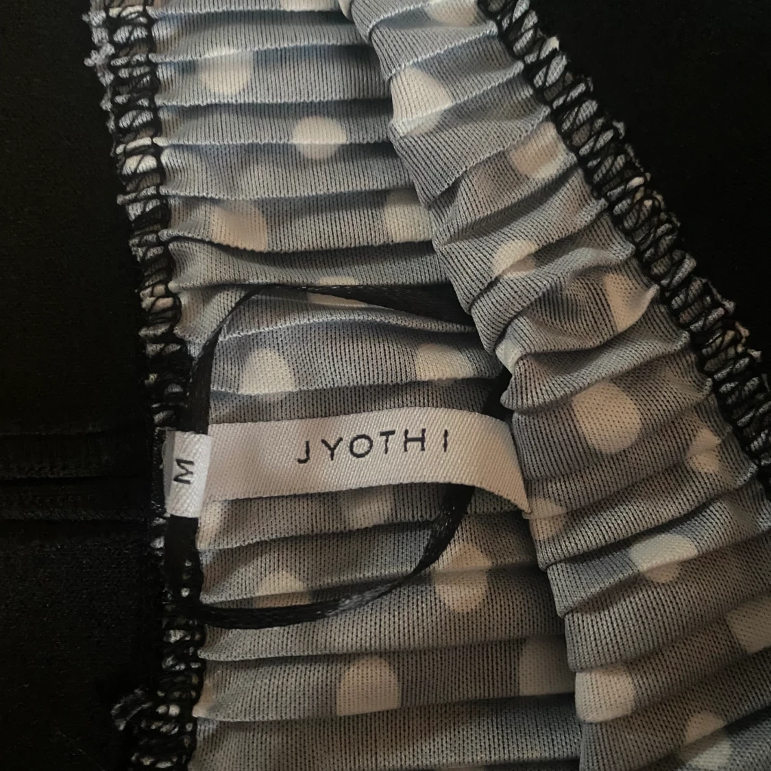 Svart kjol med vita prickar  - 90