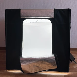 Godox Fotobox - En stor fotobox från märket Godox som jag säljer då den är lite för stor för det jag fotar. Ger ett jättebra ljus för till exempel produktbilder.  Du får den i en väska tillsammans med alla delar. Skriv till mig för fler bilder! Kan fraktas.