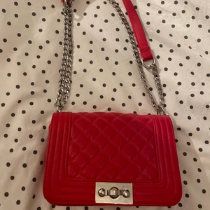 Handväska  - Väska i läderimitation. Fint skick, knappt använd.