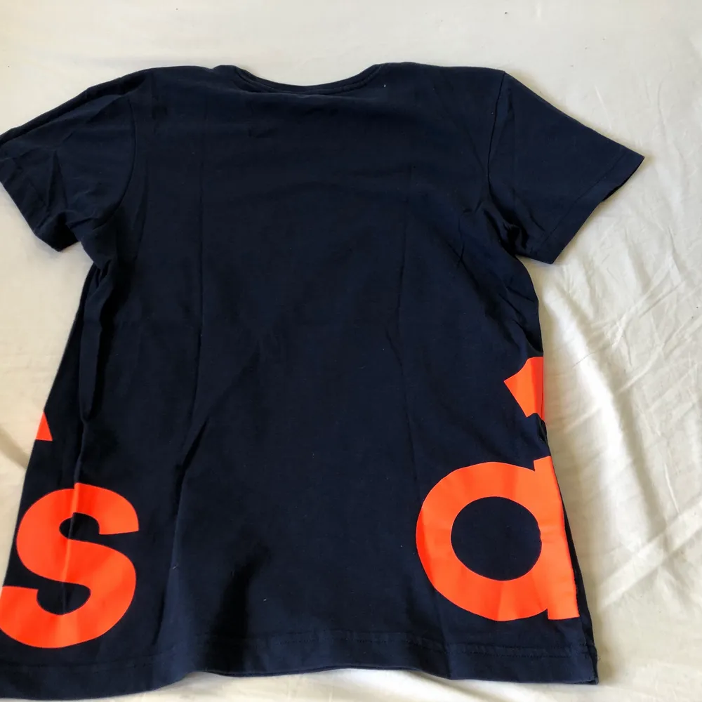 Adidas shirt aop blå/orange small Fint skick. . T-shirts.