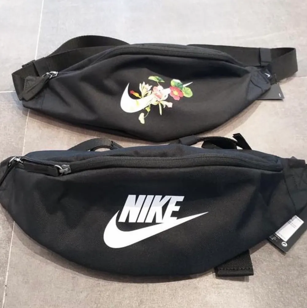 Svart Nike Fanny pack väska, den som ligger under den första väskan. Har inte kommit till användning. MÖTS UPP I STOCKHOLM . Väskor.