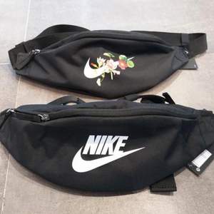 Svart Nike Fanny pack väska, den som ligger under den första väskan. Har inte kommit till användning. MÖTS UPP I STOCKHOLM 