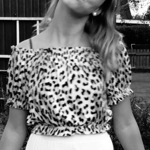 Topp - En jättefin leopard off shoulder topp💓 använd en hel del för något år sedan, säljer då de inte är min stil längre. Är i storlek L men skulle säga att den passar en XS/S. Kom privat för fler bilder eller mer info 💓