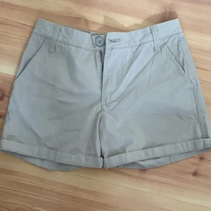 Shorts - Säljer ett par shorts, köpta från Stadium. Färg: brun/beige. Endast använda ett fåtal gånger, jättebra skick. Säljer för 50 kr + frakt