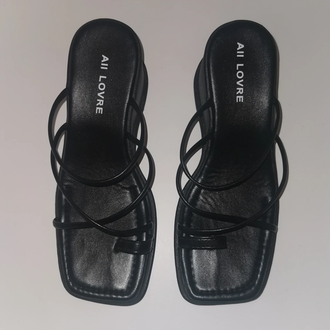 Svarta sandaler med liten klack  - 90