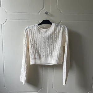 Vit stickad tröja  - En vit cropad stickad tröja. Aldrig använd.