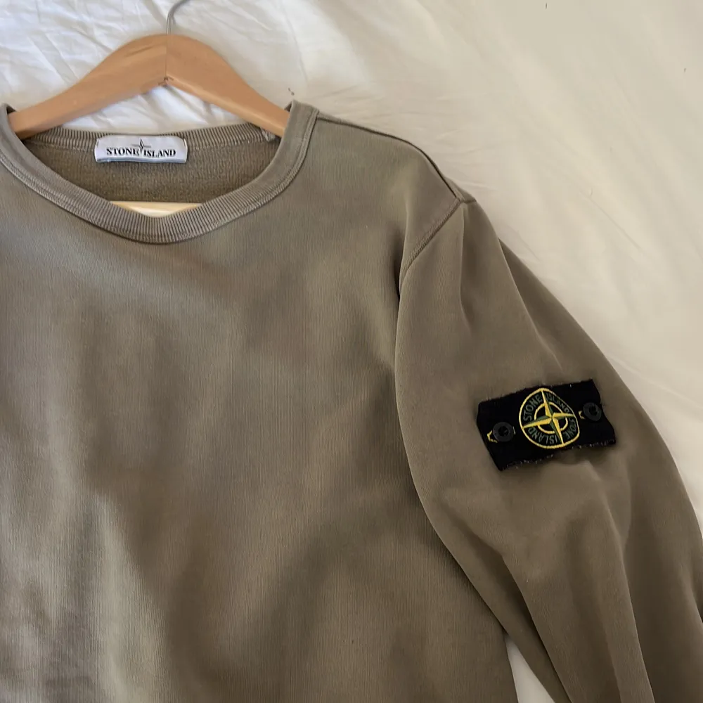 Olivgrön Stone Island crewneck i storlek S Använd men i bra skick! . Tröjor & Koftor.