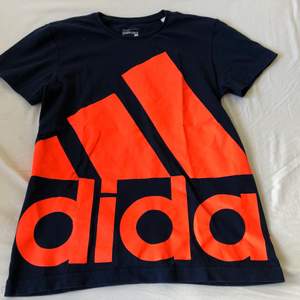 Adidas shirt aop blå/orange small Fint skick. 