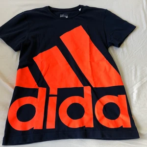 Adidas tshirt small - Adidas shirt aop blå/orange small Fint skick. 
