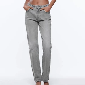 Nya jeans från zara - Nya slim split jeans från zara. Strl 34. Slutsålda på hemsidan. Säljer pga att de är för små💘