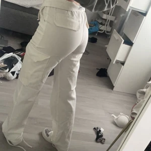 Vita cargo byxor - Helt oanvända vita fina cargo byxor strl 32 (xxs) säljer pga inte min stil.